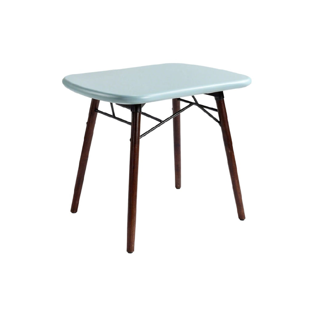 Lichte retro tafel met houten poten en een ronde bovenkant
